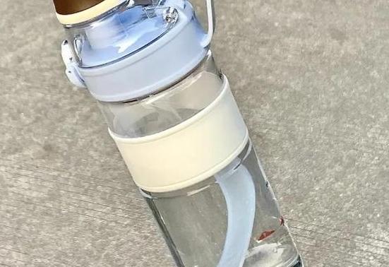 塑料杯装热水注意事项：了解7号塑料瓶的耐热限制