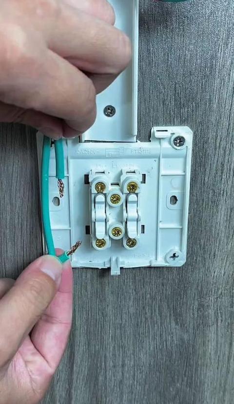 双开双控开关接线指南及L1L2连接方法