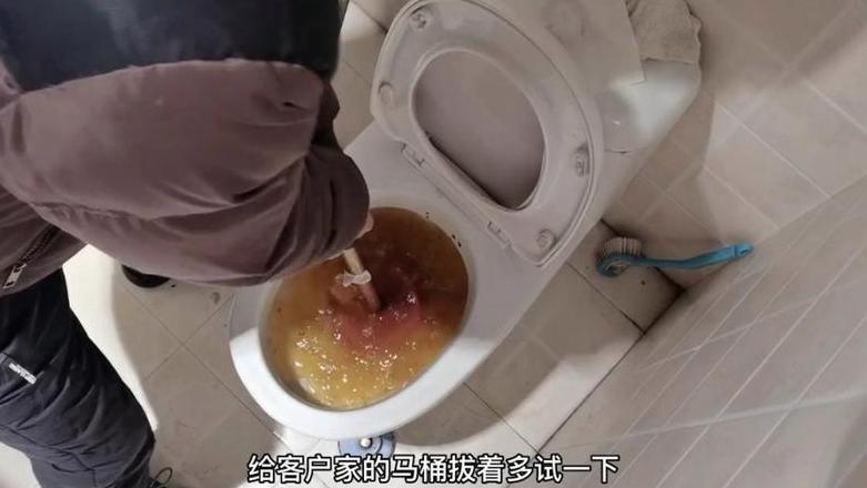 马桶堵塞解决妙招：硬物、毛巾、塑料全攻略