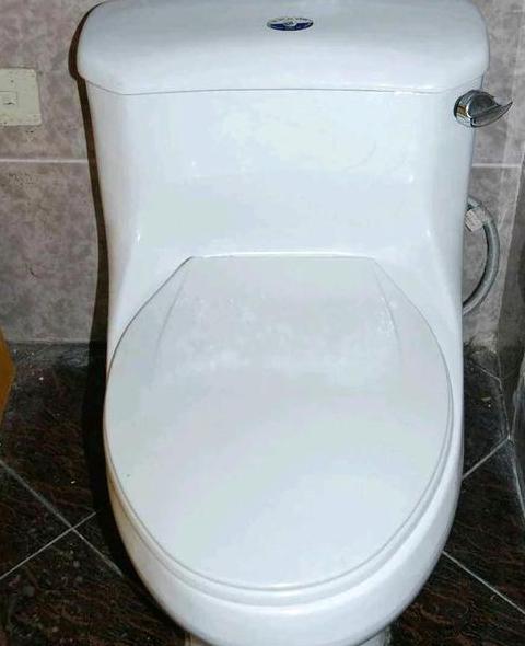 马桶漏水：24小时损失多少水？一晚能漏多少？