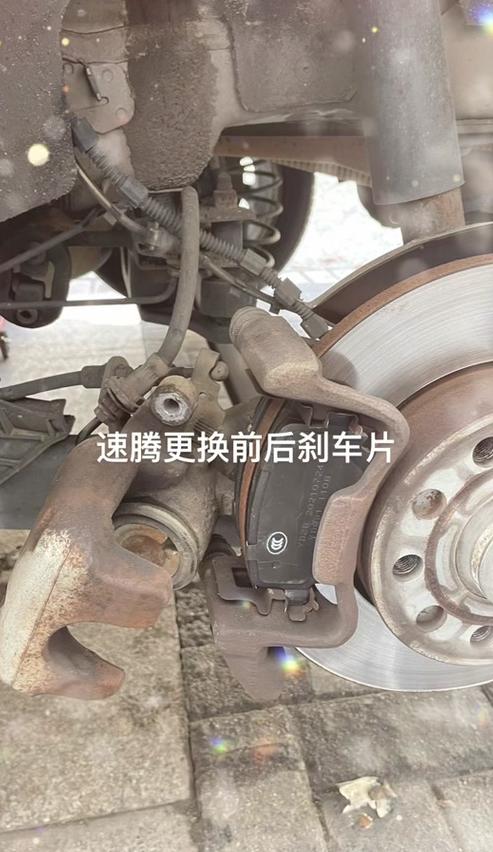 如何自行更换电子手刹车辆的后刹车片？