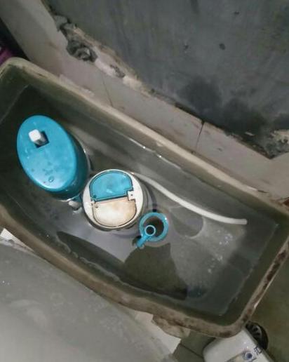马桶蓄水故障排查：浮球孔问题及常见维修方法