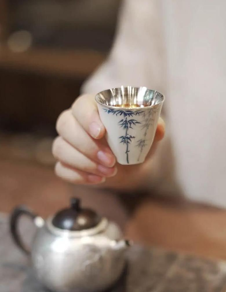 宴会餐具摆放技巧：酒杯茶杯左右放置指南
