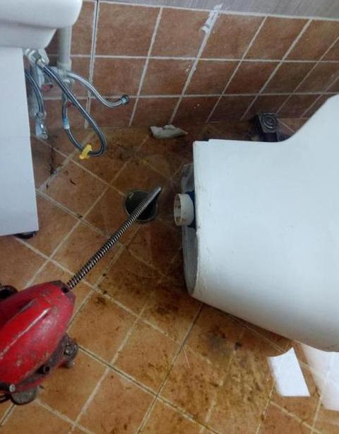 马桶冲水后地漏溢水原因及解决方法